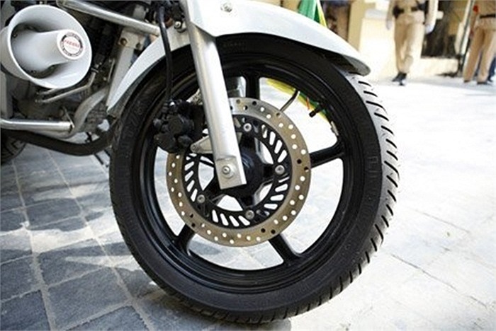 Honda CBX 250 Twister có kích thước lốp trước: 100/80-17 loại không ruột