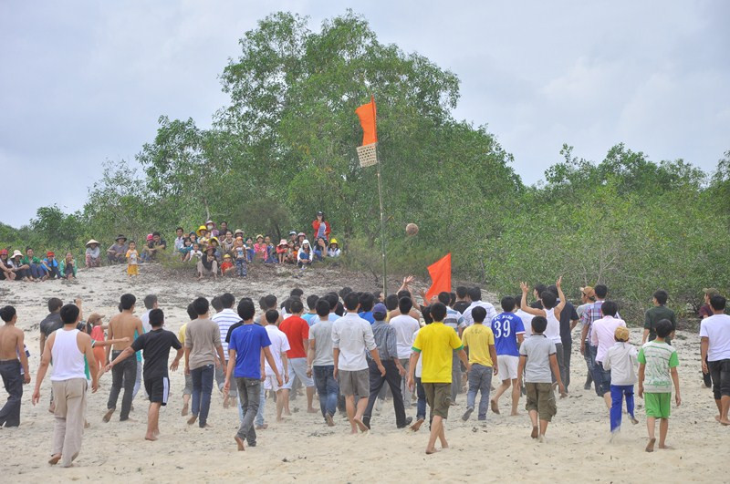 Xem hàng trăm thanh niên trai tráng cướp một quả cù
