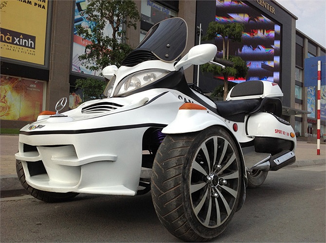 Xe có thiết kế đúng chất xe 3 bánh kiểu Can-Am với đầu xe hầm hố. 