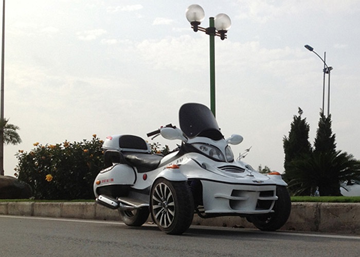 Chiếc Can-Am tự chế này có sơn màu trắng muốt với yên bọc da đen và đi kèm logo hình ngôi sao 3 bánh của nhãn hiệu Mercedes-Benz.