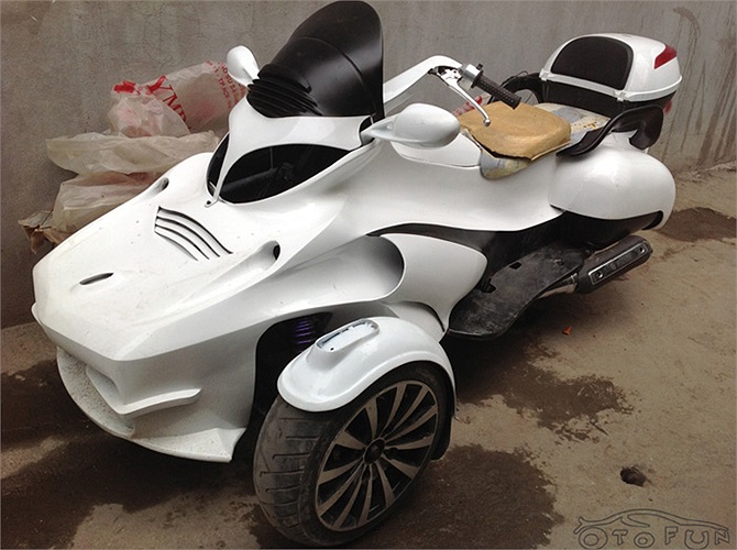 Hiện chưa rõ xe sử dụng động cơ loại nào còn bánh xe dường như được “mượn” từ một mẫu ô tô loại nhỏ với vành đúc thể thao.