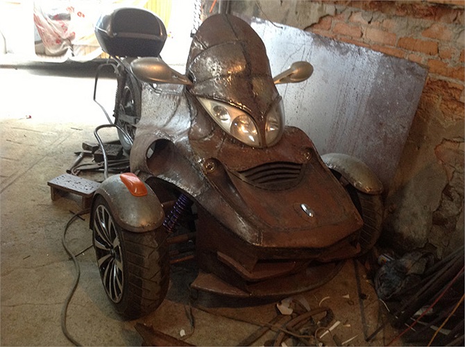 Hiện chưa rõ xe sử dụng động cơ loại nào còn bánh xe dường như được “mượn” từ một mẫu ô tô loại nhỏ với vành đúc thể thao.