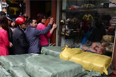 Dù mỗi ngày bán hơn 1000 bánh chưng và 500 cây giò các loại nhưng vẫn không đáp ứng được hết nhu cầu của khách nên cửa hàng sẽ bán tới đêm Giao thừa. (Ảnh VNE)