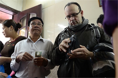 Không chỉ người Việt mà cả người nước ngoài cũng xếp hàng mua bánh từ sớm.(Ảnh VNE)