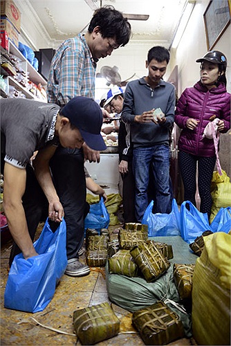 Khách có thể chọn mua loại 50.000 đồng hoặc 60.000 đồng một chiếc.(Ảnh VNE)