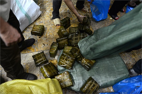 Những chiếc bánh nóng hổi được đổ trực tiếp ra sàn nhà.(Ảnh VNE)