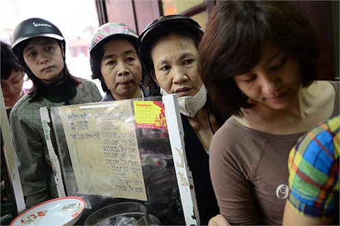 Người mua háo hức ngóng chờ tới lượt.(Ảnh VNE)