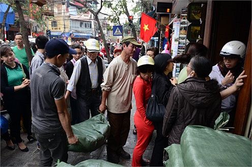 Bánh chưng mới vớt lúc sáng được đóng trong các bao tải đưa vào cửa hàng.(Ảnh VNE)