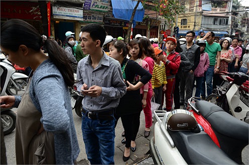 Do cửa hàng quy định mỗi người chỉ được mua tối đa 5 bánh chưng nên nhiều gia đình phải đi vài người để mua đủ hàng ăn Tết. (Ảnh VNE)