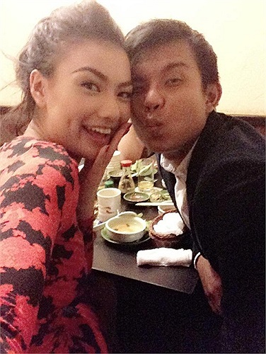 Hồng Quế nhí nhảnh với...trai lạ