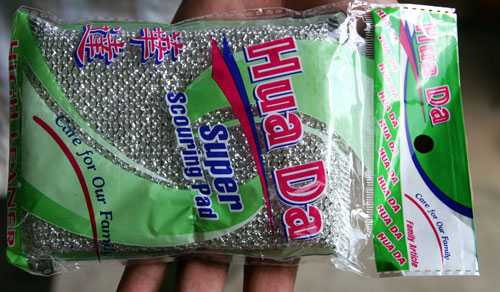 Xuất hiện 'sinh vật giống đỉa, có chân' ở miếng rửa bát