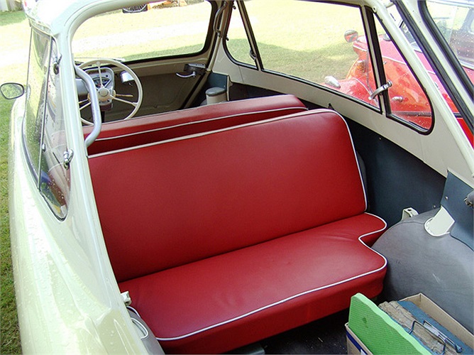 Nội thất xe thiết kế khá lạ với hai hàng ghế sau áp lưng vào nhau