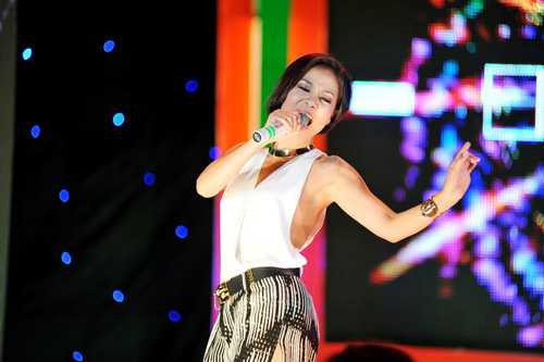 10 năm chưa quản nổi 'chiếc váy hở' của nghệ sĩ Việt