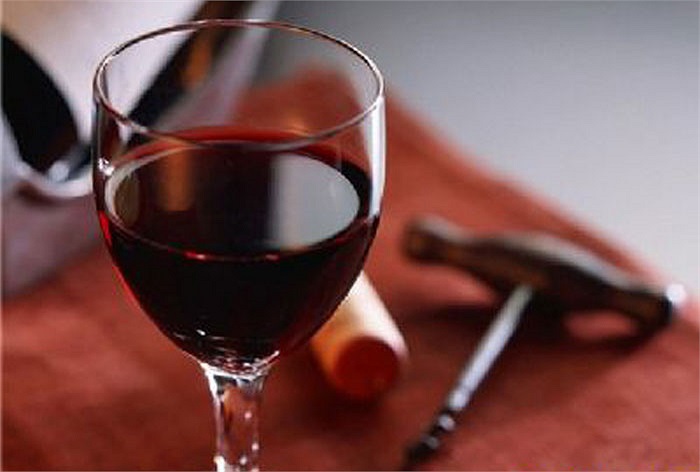 Chất chống oxy hóa polyphenol ở vỏ nho trong rượu vang đỏ được tồn giữ lại trong dung dịch rượu, có thể làm giảm nguy cơ mắc bệnh tim mạch. Nên khống chế lượng uống mỗi ngày dưới 60cc.
