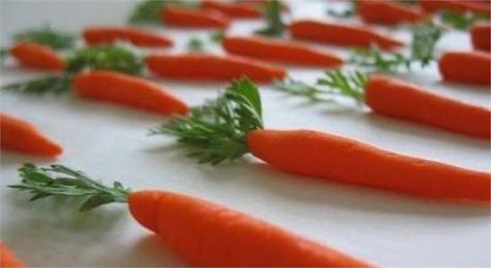 Cà rốt chứa B-carotene sẽ biến thành thành vitamin A trong cơ thể, tăng cường sức đề kháng; giàu kali có tác dụng làm giảm huyết áp; tăng chất xơ phát huy hiệu quả điều chỉnh đường ruột, phòng ung thư.