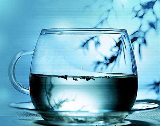 Trà xanh rất giàu vitamin C mà trà đen không có. Ngoài ra, trà xanh còn giàu glutamate chống lão hóa, aspartic acid nâng cao sức miễn dịch và các axit amin bổ dưỡng, lợi tiểu, giúp hạ huyết áp. 