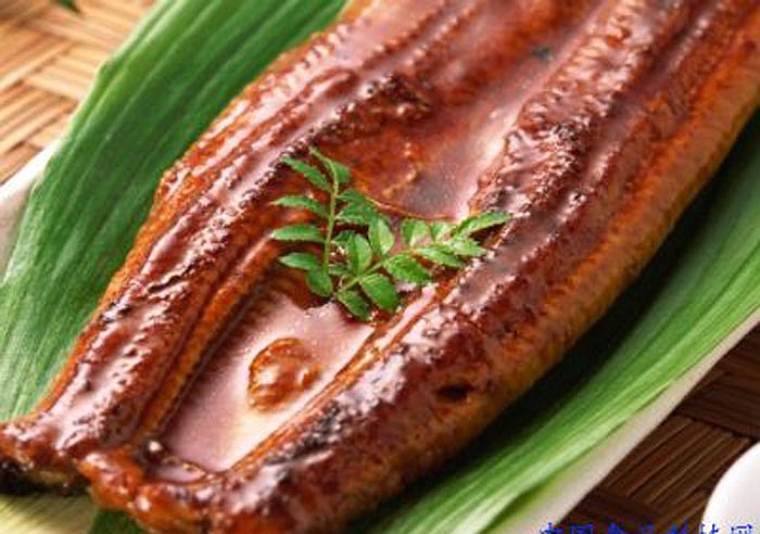 Cá biển nước sâu: Áp lực lớn khiến đàn ông bị tăng mỡ máu, dễ đột quỵ. Axit béo omega-3 trong cá biển nước sâu có thể ngăn ngừa đông máu, giảm co thắt mạch máu, giảm triglycerides..., đặc biệt có lợi cho tim mạch. 