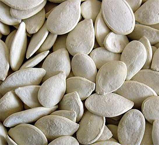 Hạt bí ngô: Đàn ông sau 40 tuổi phần lớn đều có vấn đề về phì đại tiền liệt tuyến. Một thực nghiệm ở Mĩ phát hiện thấy, khi cho bệnh nhân bị phì đại tiền liệt tuyến dùng chất chiết xuất từ hạt bí ngô đã giảm được số lần đi tiểu.