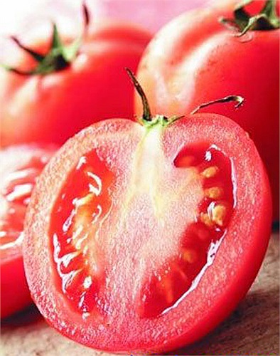 Cà chua kích thích sự tiết dịch dạ dày, giúp tiêu hoá protein... Ngoài ra, giàu vitamin C có thể được gắn kết được quan hệ giữa các tế bào, tạo ra collagen xương, làm khỏe mạch máu.