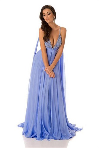 Top 5 Hoa hậu Kosovo Diana Avdiu với trang phục đơn giản, phần ngực xẻ chữ V rộng và sâu rất quyến rũ nhưng vẫn đủ thanh lịch