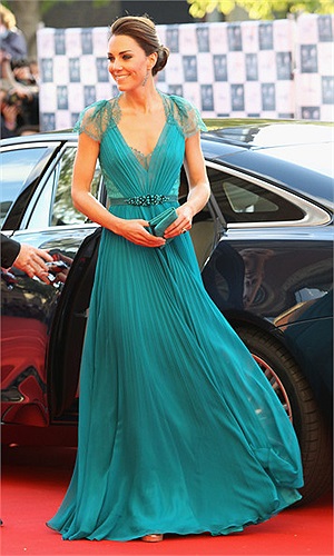 Kate Middleton mặc váy Jenny Packham.