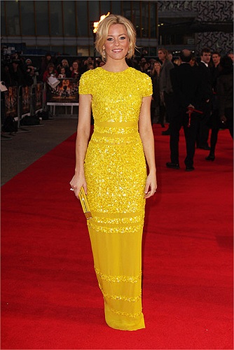 Elizabeth Banks mặc váy hãng Bill Blass