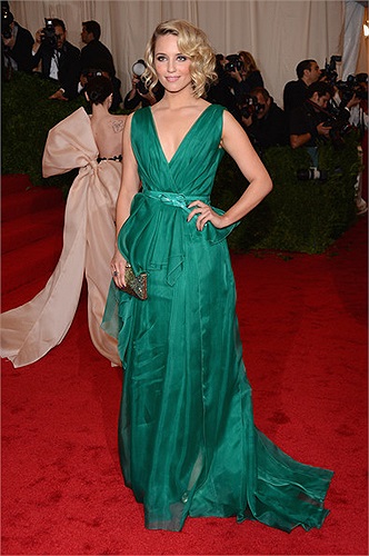 Dianna Agron mặc váy hãng Carolina Herrera