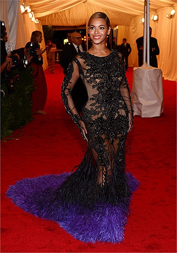 Beyonce mặc váy hãng Givenchy