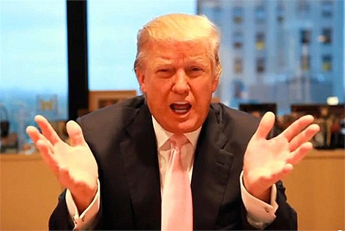 Hành động ngớ ngẩn nhất của Donald Trump là đưa ra thách thức đối với tổng thống Mỹ : 'Nếu Barack Obama công khai đưa ra bảng điểm đại học và các đơn xin việc của ông ấy, tôi sẽ lập tức trao cho một tổ chức từ thiện tấm séc 5 triệu USD'.