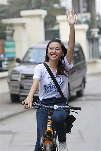 Hành trình đạp xe vòng quanh Hồ Tây là một phần hoạt động của chiến dịch No Impact week Vietnam. Hoạt động nhằm kêu gọi người dân không sử dụng phương tiện vận tải bằng cacbon để góp phần bảo vệ môi trường