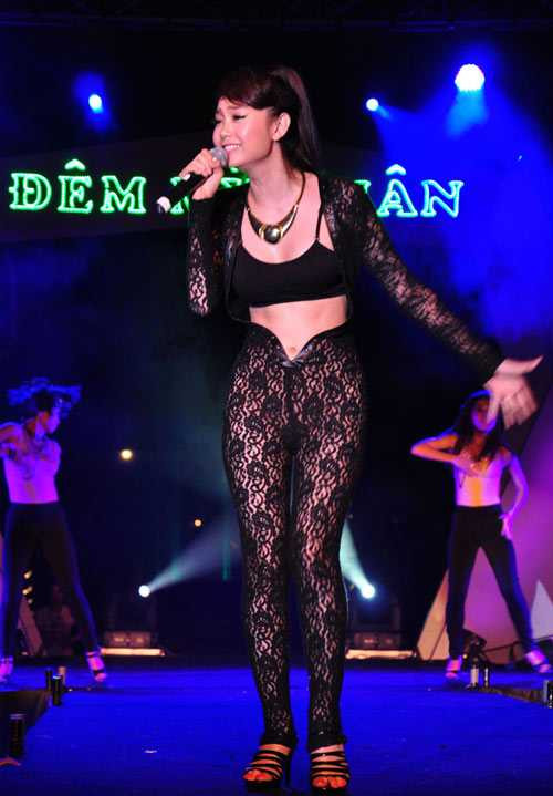 Ai mở màn trào lưu mặc nhố nhăng cho showbiz Việt?