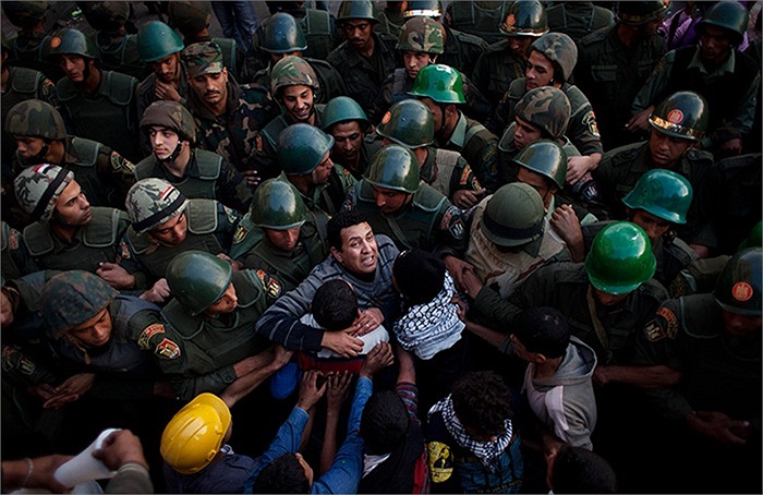 Người biểu tình đụng độ với cảnh sát bên ngoài dinh Tổng thống ở Cairo, Ai Cập