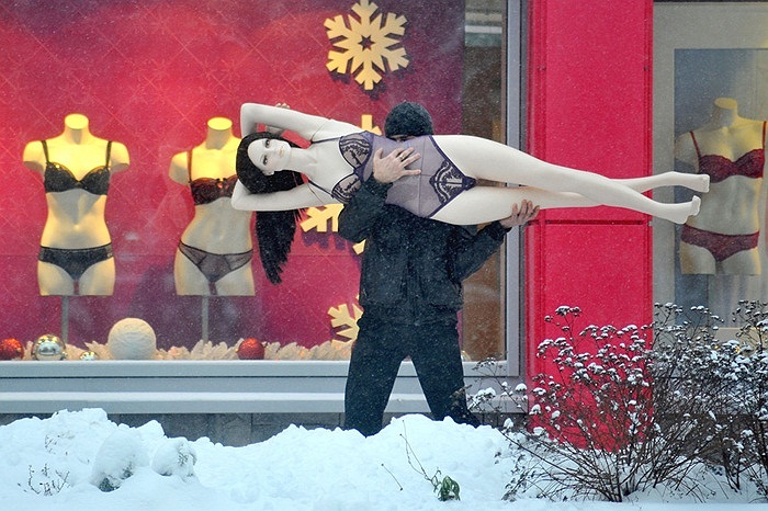 Người đàn ông đang vận chuyển một ma nơ canh nữ ở Minsk, Belarus