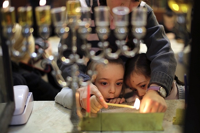 Trẻ em thắp nến trong lễ hội Hanukkah ở Jerusalem, Israel