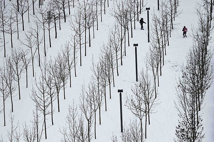 Những đứa trẻ đang chơi đùa với tuyết trong khi tan học ở Zurich, Thụy Sĩ