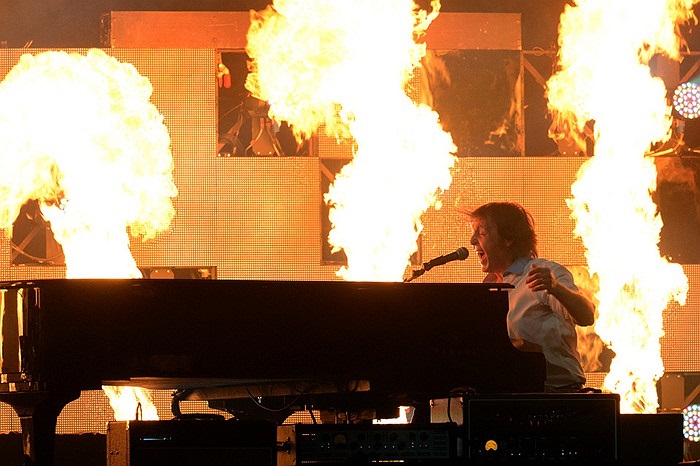 Nghệ sĩ Paul McCartney trong show biểu diễn kỷ niệm ngày 12/12/2012 ở New York, Mỹ