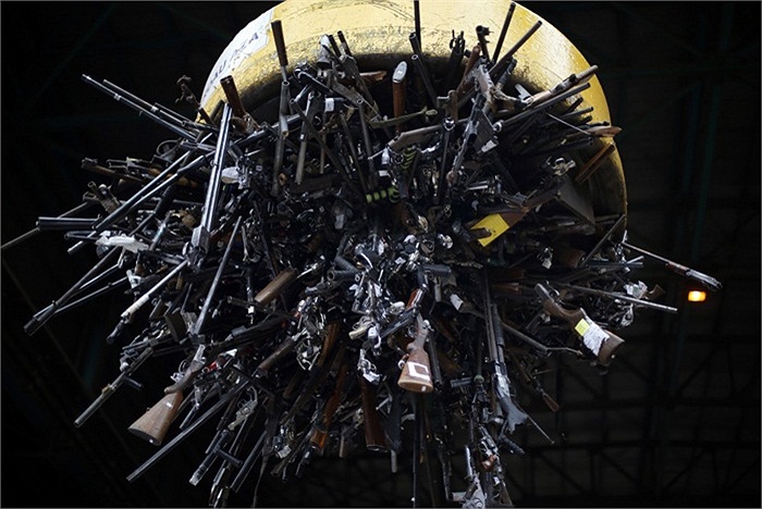 Hàng trăm khẩu súng bị nam châm hút lên trước khi đưa vào lò thiêu hủy tại xưởng đúc ở Santiago, Chile trong kế hoạch kiểm soát vũ khí của nước này 