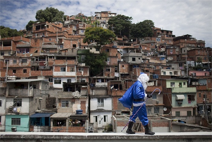 Cảnh sát trong trang phục ông già Noel màu xanh ở Rio de Janeiro, Brazil