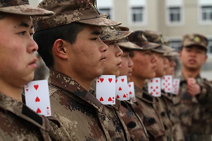 Các tân binh tập đứng nghiêm bằng lá bài tại Thương Khâu, tỉnh Hà Nam, Trung Quốc