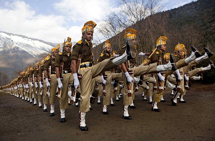 Tân binh trong buổi luyện tập tại Srinagar, Ấn Độ