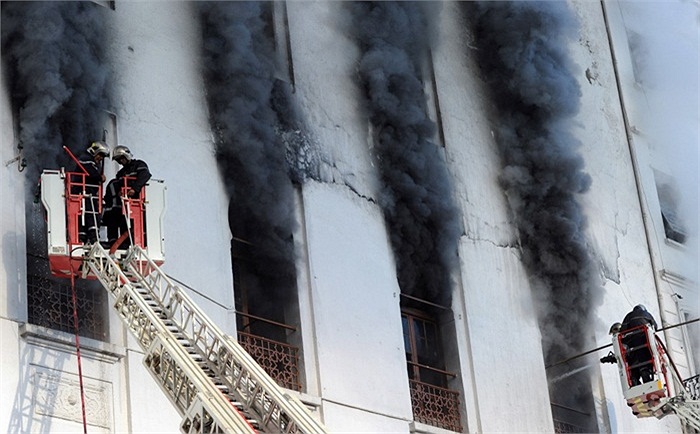 Lính cứu hỏa đang làm việc cật lực để dập tắt đám cháy tại Algeria