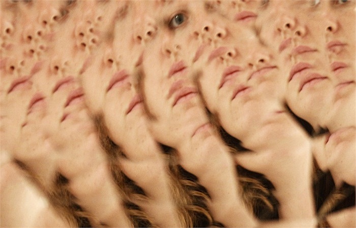 Hình ảnh cô gái phản chiểu trên một tác phẩm nghệ thuật đang được trưng bày tại Sydney, Australia