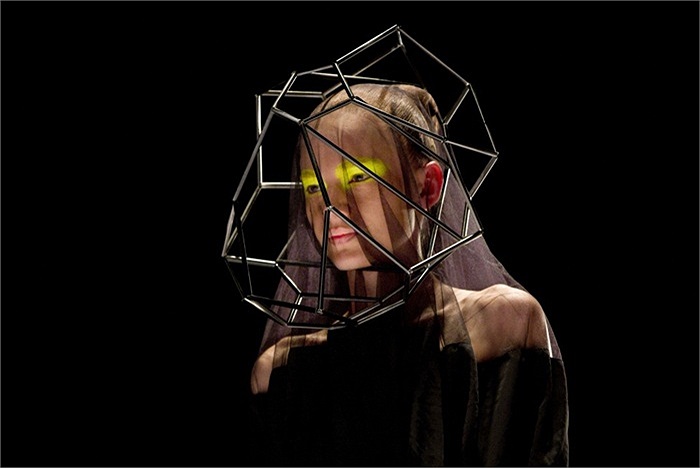 Người mẫu và bộ trang phụ lạ mắt trong tuần lễ thời trang ở Tel Aviv, Israel