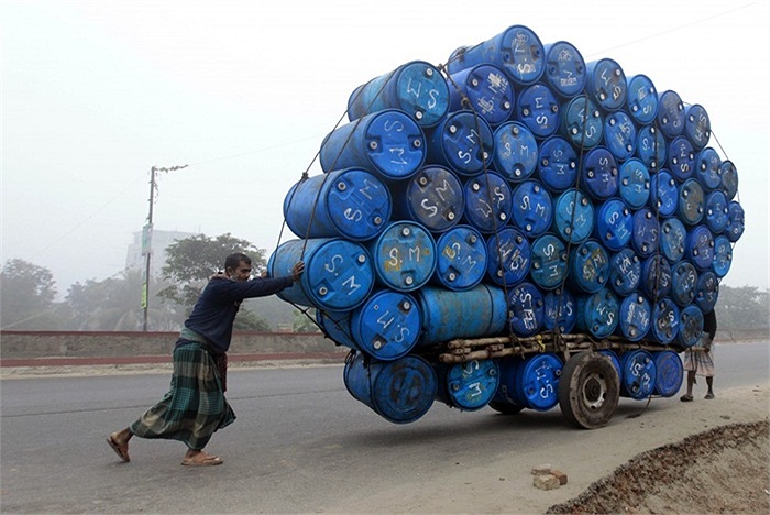 Những chiếc thùng phuy rỗng được vận chuyển trên đường phố Bangladesh