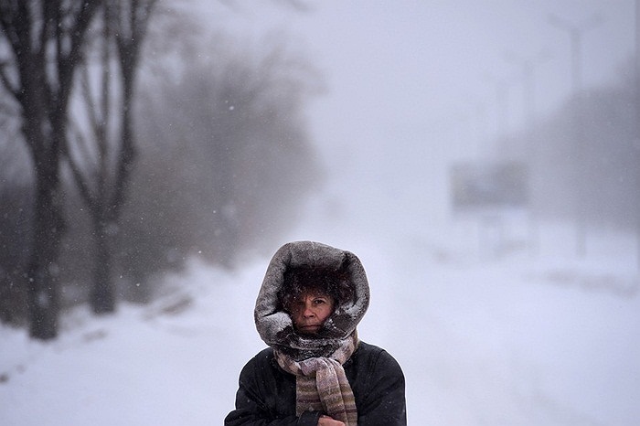 Người phụ nữ trên con đường đầy tuyết ở Dobrich, Bulgari