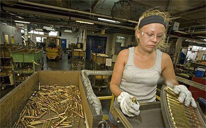 Nữ công nhân đang kiểm tra những viên đạn
