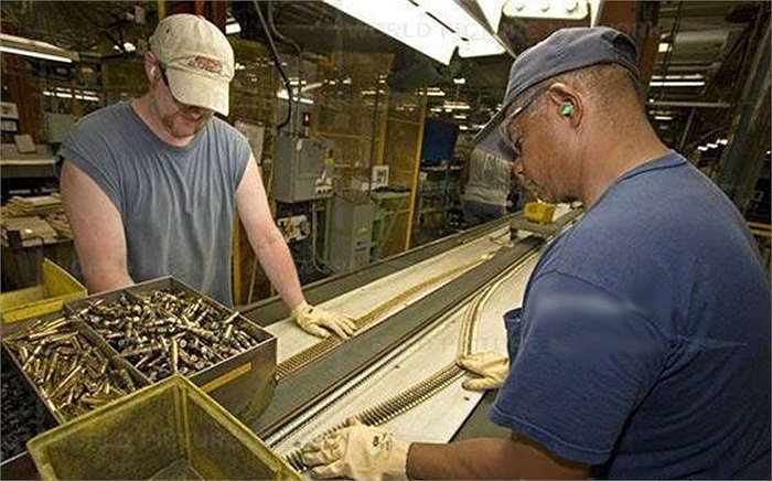 Các công nhân đo đạc chi tiết từng viên đạn
