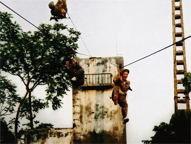 Bộ đội Đặc công luyện tập cơ động trên không tiếp cận mục tiêu 