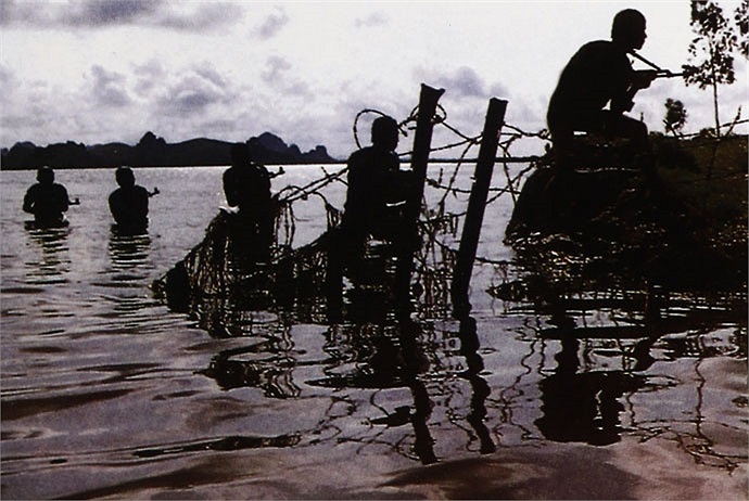 Bộ đội Đặc công luyện tập vượt chướng ngại vật trên biển 