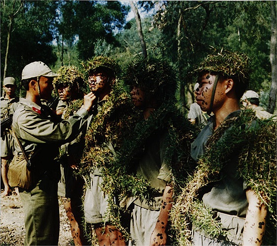 Bộ đội Đặc công luyện tập kỹ thuật ngụy trang 